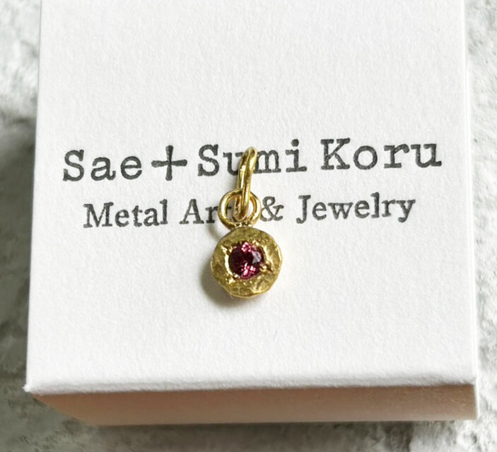 K18YG レッドスピネル ペンダントトップ 未使用品 K24天然レッドスピネル Pure Gold+Red Spinel◇純金 ◇ペンダント