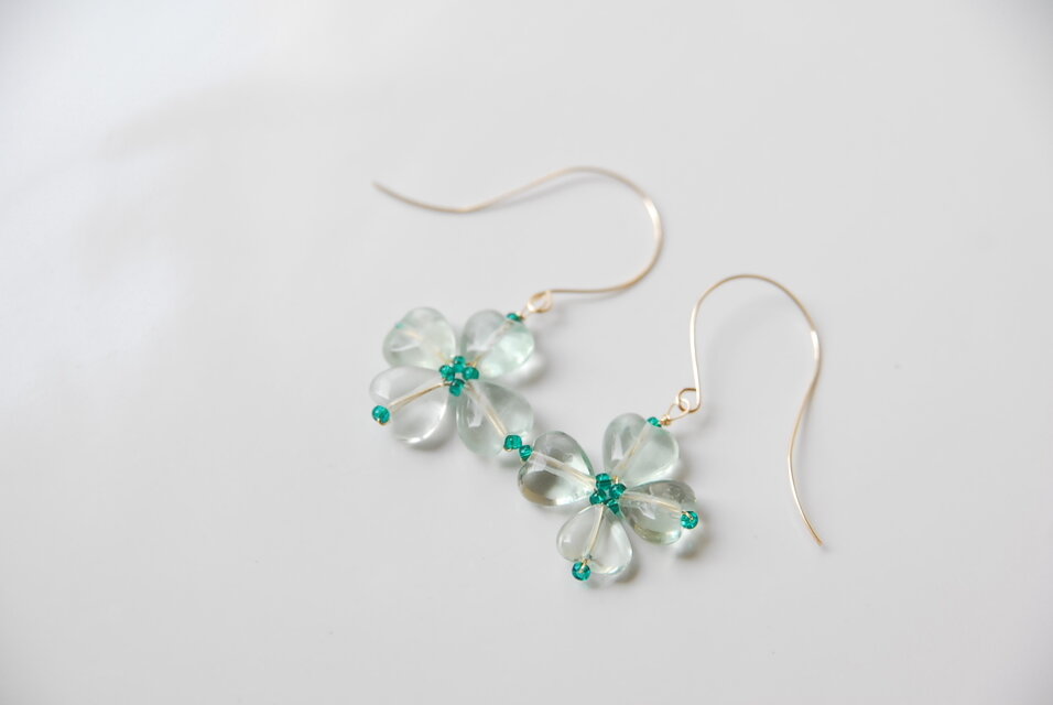 フローライトの4つ葉グリーンのピアス 14kgf | iichi 日々の暮らしを