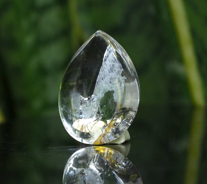 古代の水☆水入り水晶 s1631 | iichi 日々の暮らしを心地よくする