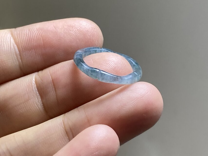 グアテマラ産天然本翡翠 A貨　氷種　冴える緑　花柄入り　くり抜きリング　約12号 L18-181 氷種 青色 7.0号 竹節 リング グアテマラ産 A貨 本翡翠
