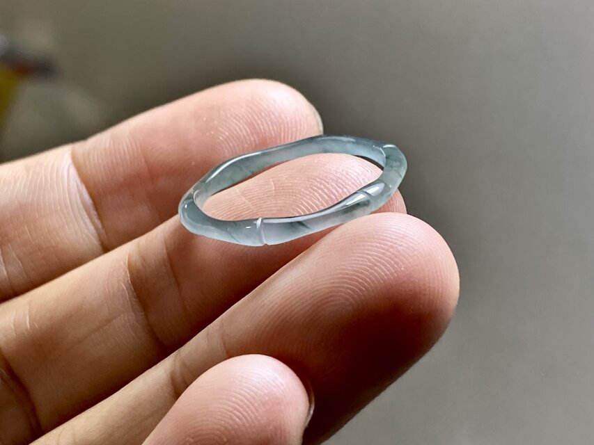 グアテマラ産天然本翡翠 A貨　高氷種　冴える緑花柄入り　くり抜きリング　約9号 L18-184 細身 氷種 16.5号 竹節 リング グアテマラ産 A貨 本翡翠