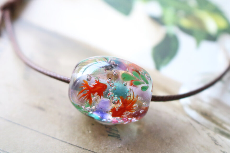 金魚のとんぼ玉（ガラス玉）金箔・泡入り | iichi 日々の暮らしを