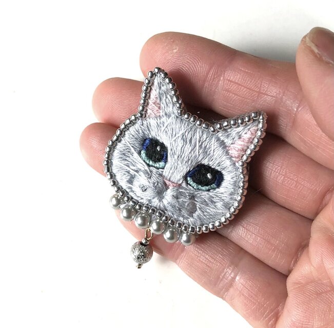 ロシアンブルー】手刺繍ブローチ 2way仕様(バッグチャームオプション