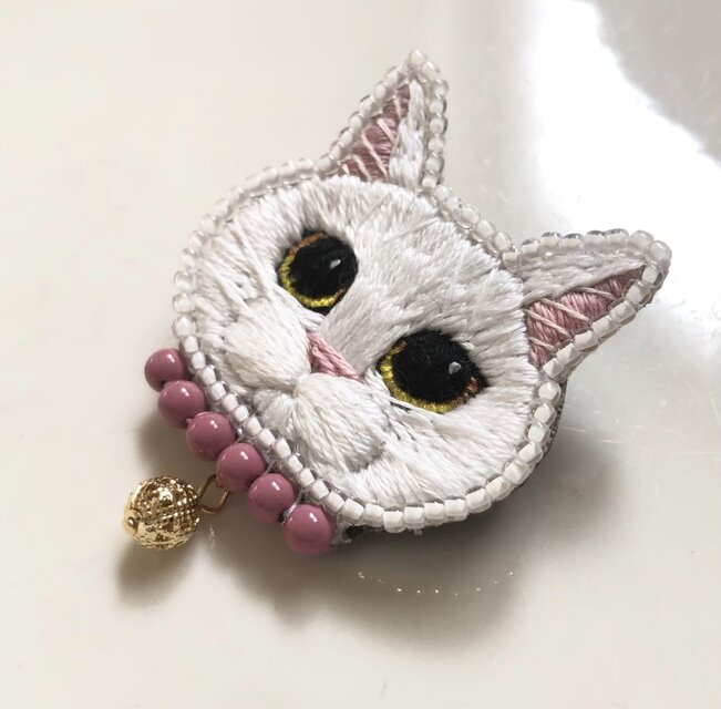 白猫】手刺繍ブローチ 2way仕様(バッグチャームオプションあり) 愛猫