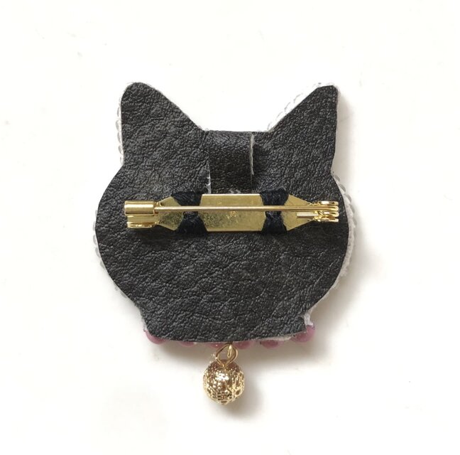 白猫】手刺繍ブローチ 2way仕様(バッグチャームオプションあり) 愛猫