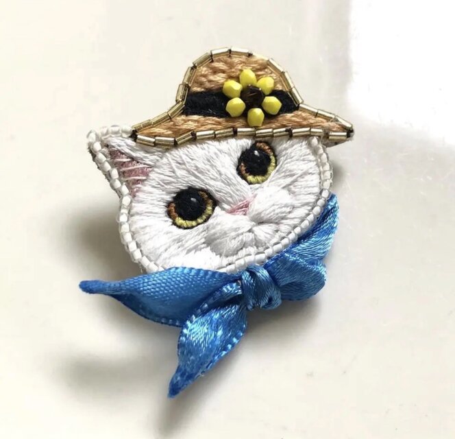 麦わら帽子の白猫】手刺繍ブローチ 2way仕様(バッグチャームオプション