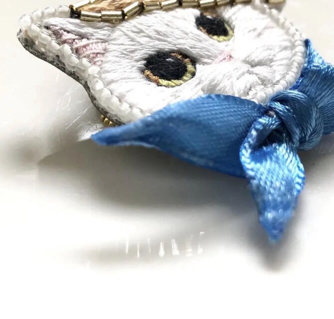 麦わら帽子の白猫】手刺繍ブローチ 2way仕様(バッグチャームオプション
