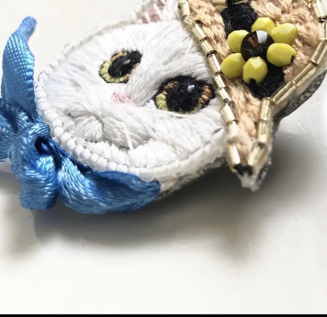 麦わら帽子の白猫】手刺繍ブローチ 2way仕様(バッグチャームオプション