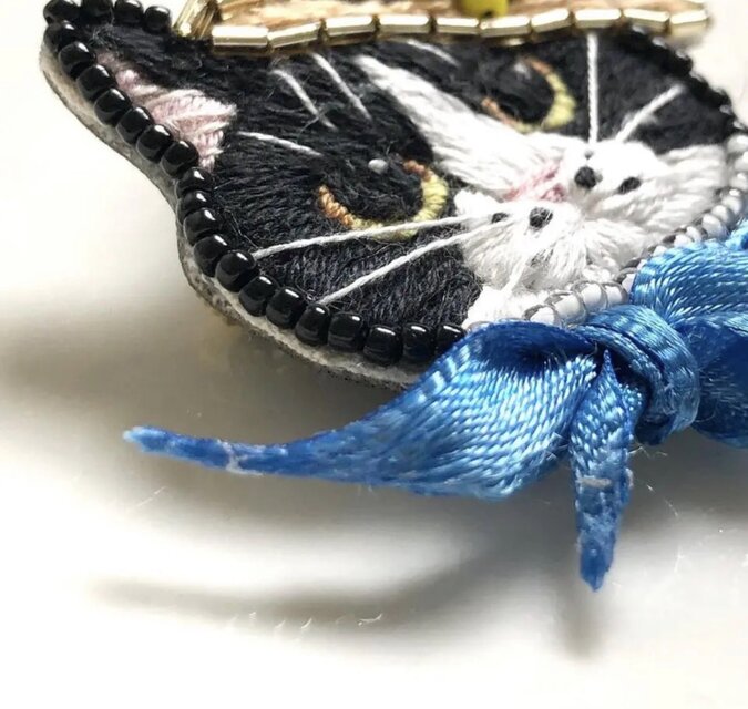 麦わら帽子のハチワレ猫】手刺繍ブローチ 2way仕様(バッグチャーム