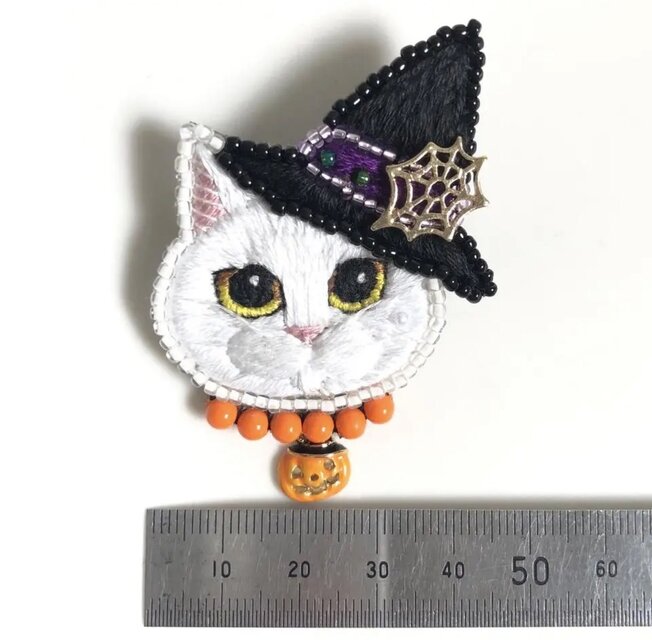 ハロウィン 白猫】ブローチ 2way仕様(バッグチャームオプション有