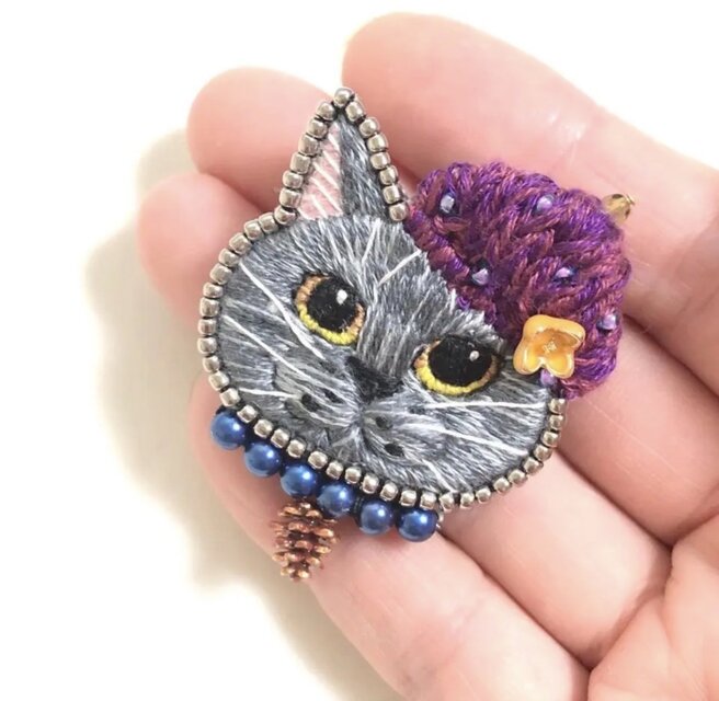 ブリティッシュショートヘアー】手刺繍ブローチ 秋 松ぼっくり 金木犀