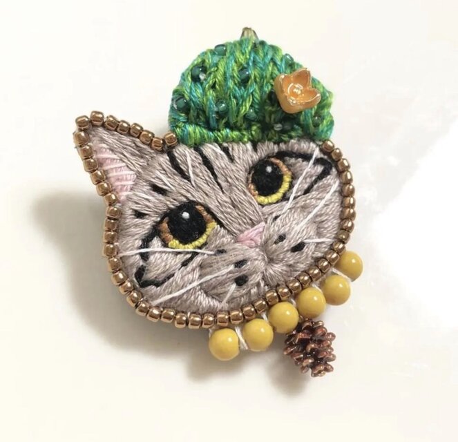 キジトラ猫】手刺繍ブローチ 松ぼっくり 冬季 金木犀 2way仕様(バッグ