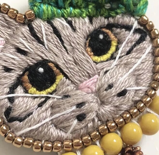 キジトラ猫】手刺繍ブローチ 松ぼっくり 冬季 金木犀 2way仕様(バッグ