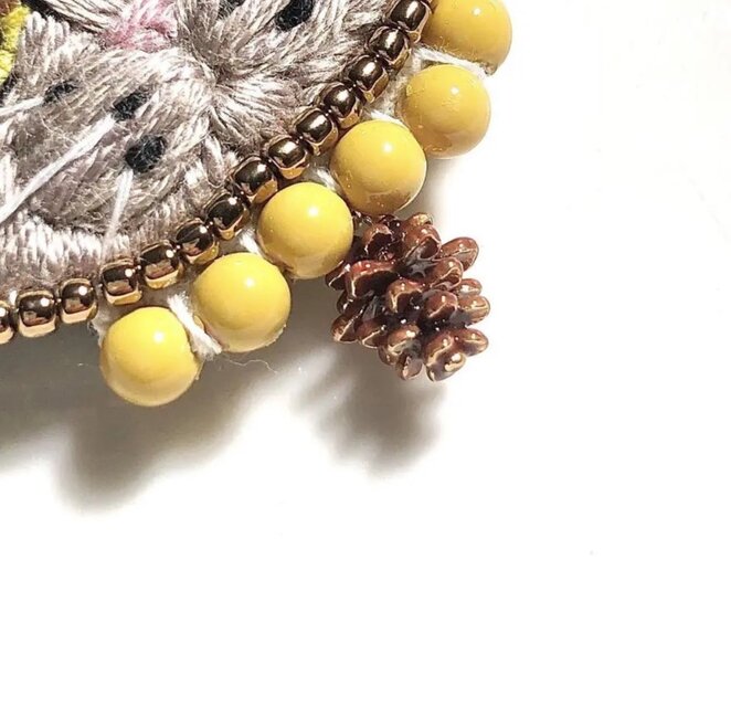 キジトラ猫】手刺繍ブローチ 松ぼっくり 冬季 金木犀 2way仕様(バッグ