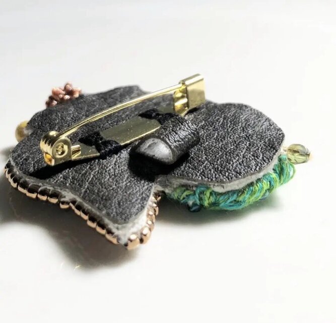 キジトラ猫】手刺繍ブローチ 松ぼっくり 冬季 金木犀 2way仕様(バッグ