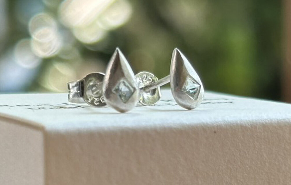 氷雫◇天然アクアマリン＋SVスタッドピアス（両耳分） | iichi 日々の