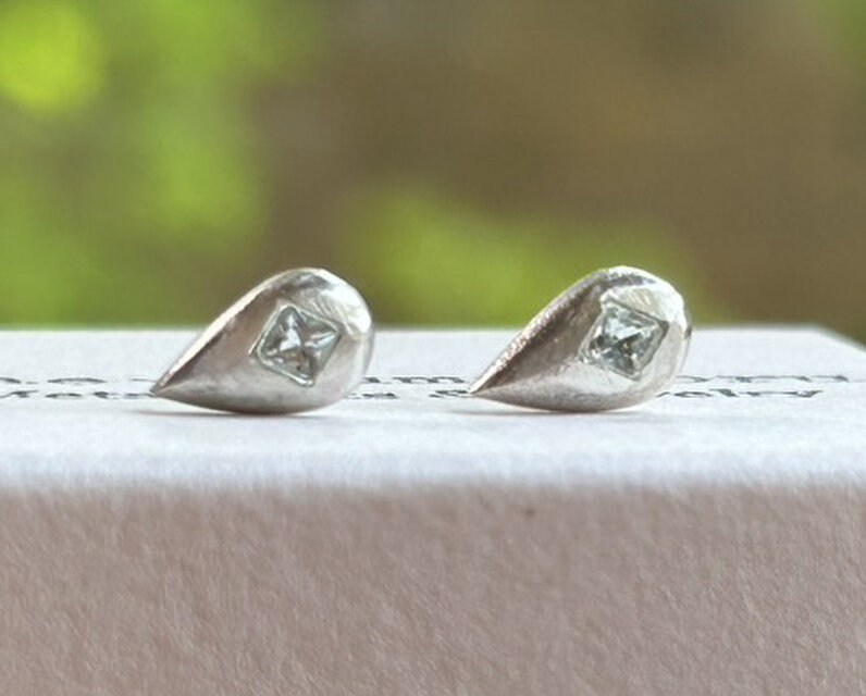 氷雫◇天然アクアマリン＋SVスタッドピアス（両耳分） | iichi 日々の