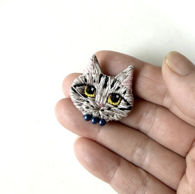 キジトラ】小さな猫ブローチ 豆猫ちゃん 手刺繍 猫の日 うちの子 愛猫