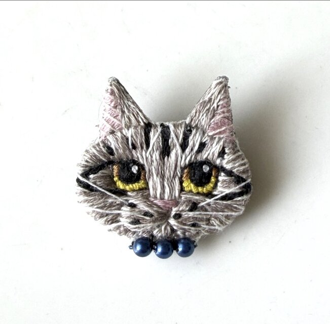 キジトラ】小さな猫ブローチ 豆猫ちゃん 手刺繍 猫の日 うちの子 愛猫