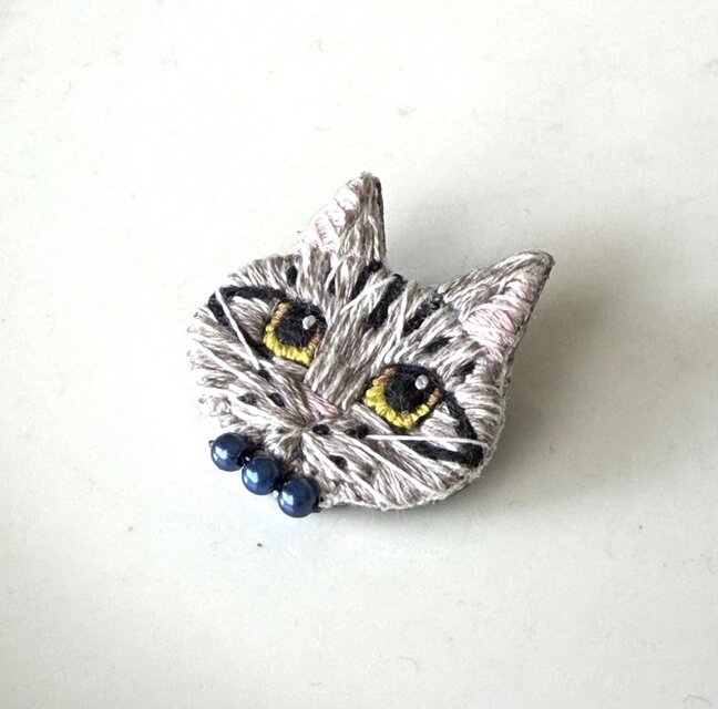 キジトラ】小さな猫ブローチ 豆猫ちゃん 手刺繍 猫の日 うちの子 愛猫