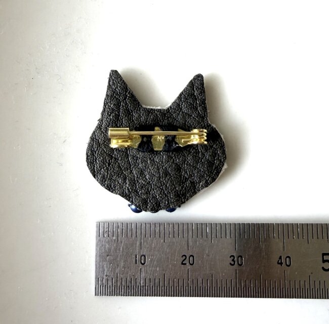 キジトラ】小さな猫ブローチ 豆猫ちゃん 手刺繍 猫の日 うちの子 愛猫