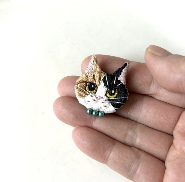 三毛猫】小さな猫ブローチ 豆猫ちゃん 手刺繍 猫の日 うちの子 愛猫 三