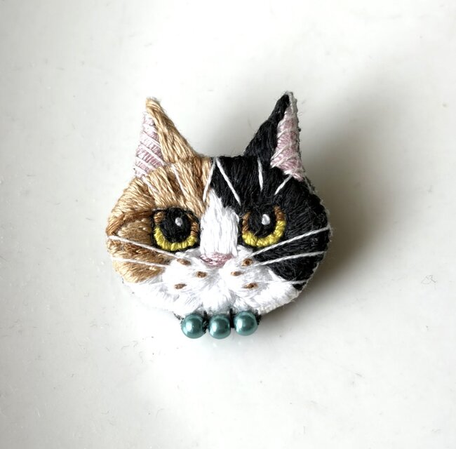 三毛猫】小さな猫ブローチ 豆猫ちゃん 手刺繍 猫の日 うちの子 愛猫 三