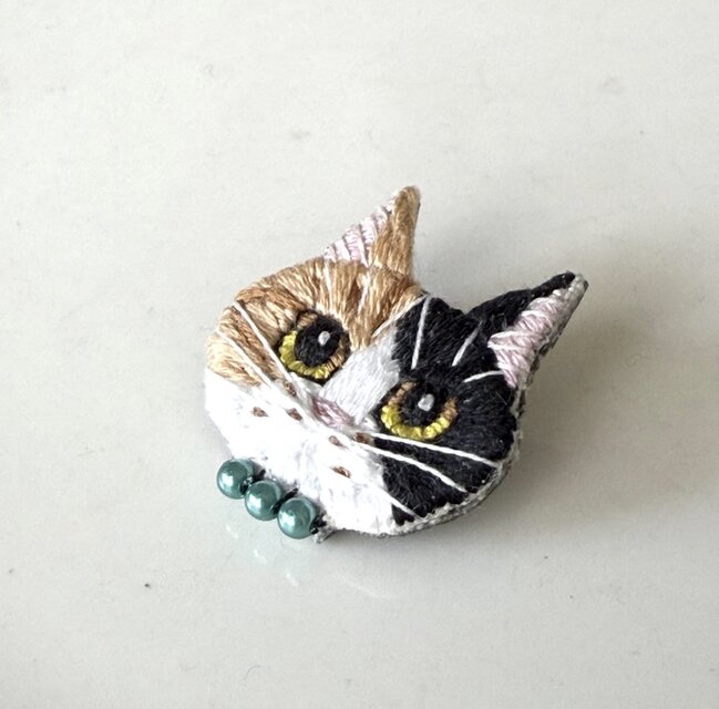 三毛猫】小さな猫ブローチ 豆猫ちゃん 手刺繍 猫の日 うちの子 愛猫 三