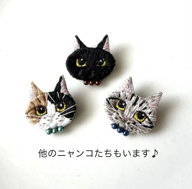 三毛猫】小さな猫ブローチ 豆猫ちゃん 手刺繍 猫の日 うちの子 愛猫 三