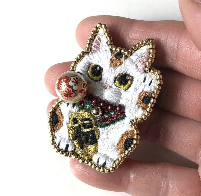 福を招く三毛猫】手刺繍ブローチ 2way仕様(バッグチャームオプション