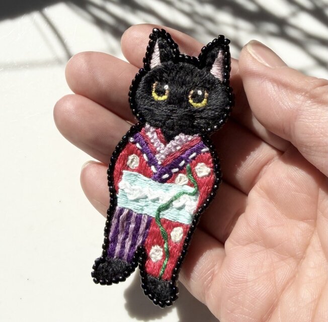 黒猫】手刺繍 ブローチ 擬人化もんぺ 2way仕様(バッグチャーム