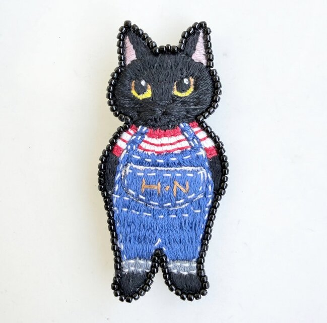 黒猫】手刺繍ブローチ 擬人化 オーバーオール 2way仕様(バッグチャーム