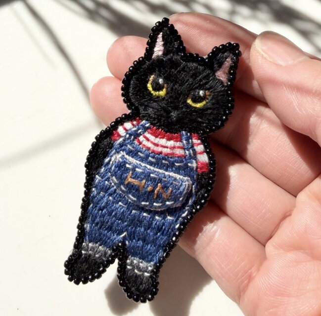 黒猫】手刺繍ブローチ 擬人化 オーバーオール 2way仕様(バッグチャーム