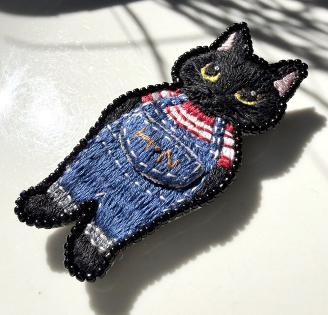 黒猫】手刺繍ブローチ 擬人化 オーバーオール 2way仕様(バッグチャーム