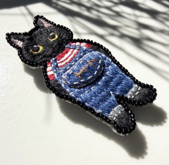 黒猫】手刺繍ブローチ 擬人化 オーバーオール 2way仕様(バッグチャーム