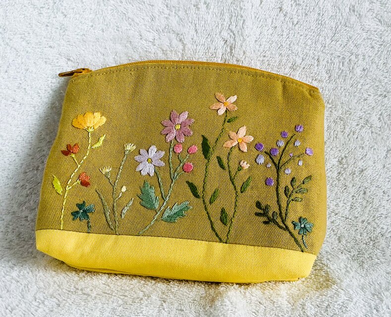花刺繍のふわふわポーチ・ハニーイエロー | iichi 日々の暮らしを