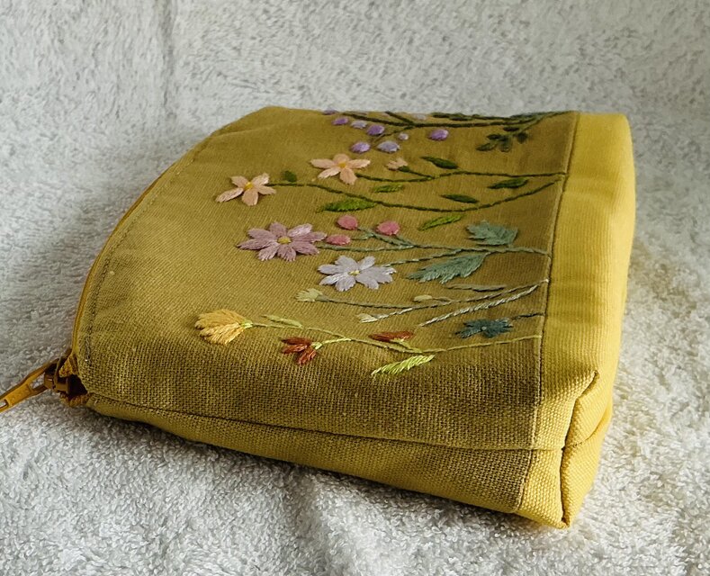 花刺繍のふわふわポーチ・ハニーイエロー | iichi 日々の暮らしを