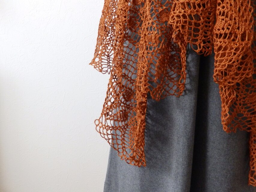 褐色のレース編みストール ビーズ刺繡のブローチ付き | iichi 日々の
