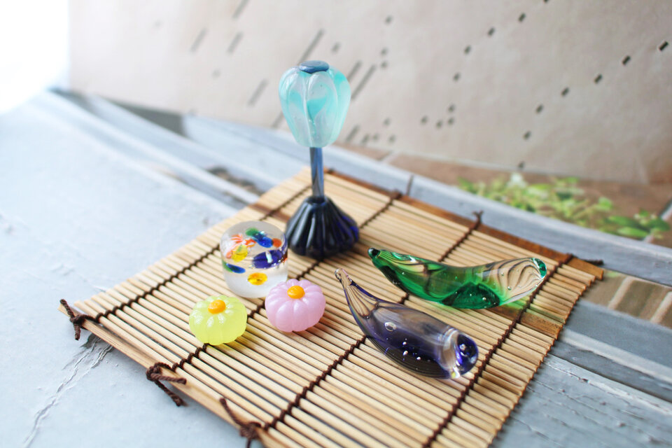 夏を飾る～ガラスのミニチュアお盆飾り】精霊馬と錦玉羹・落雁 | iichi