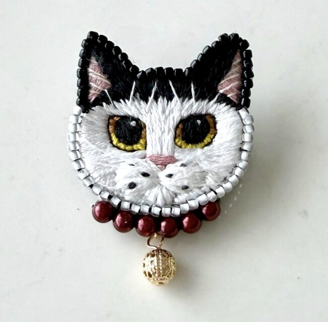 白黒ハチワレ猫】手刺繍ブローチ 2way仕様(バッグチャームオプション有