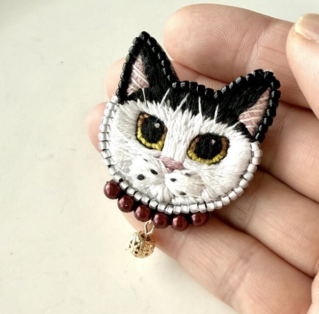白黒ハチワレ猫】手刺繍ブローチ 2way仕様(バッグチャームオプション有