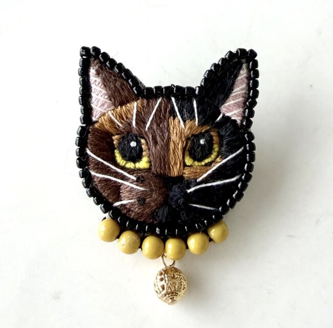 サビ猫】手刺繍ブローチ 2way仕様(バッグチャームオプション有) 猫の日