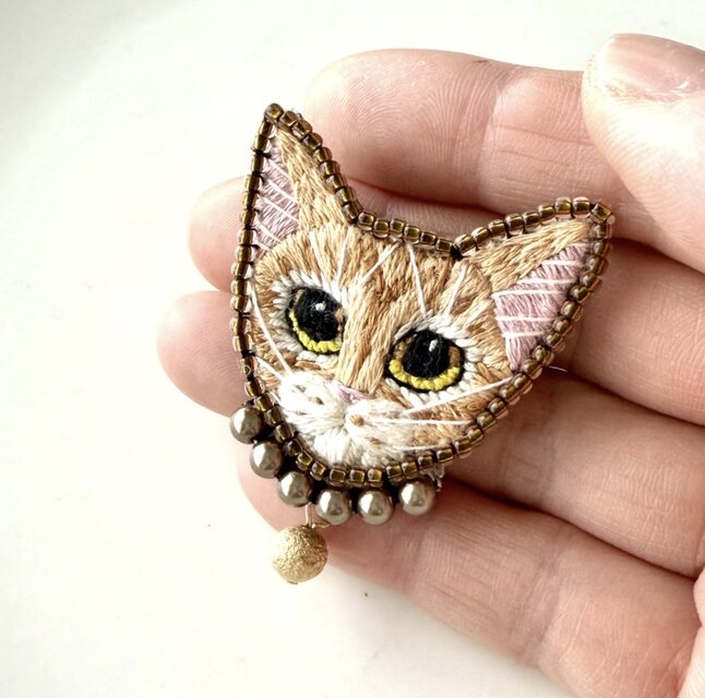 アビシニアン猫】手刺繍ブローチ 2way仕様(バッグチャームオプション アビシニアン猫】手刺繍ブローチ 2way仕様(バッグチャームオプション