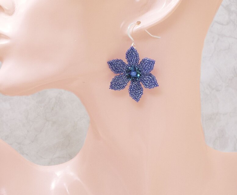 フラワーピアス・ネイビー・450-3 | iichi 日々の暮らしを心地よくする