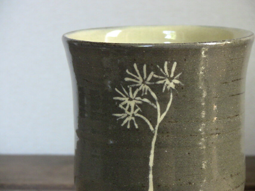 陶器 湯呑 扇面草花文 手描き 銘有 草花文湯呑み（淡黄） | iichi 日々の暮らしを心地よくする
