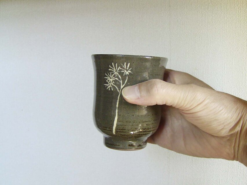 草花文湯呑み（淡黄） | iichi 日々の暮らしを心地よくする