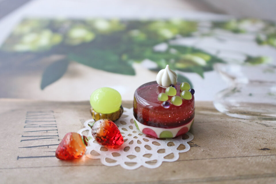 葡萄の宝石箱～ピオーネとマスカットのケーキ】～ガラスのミニチュア