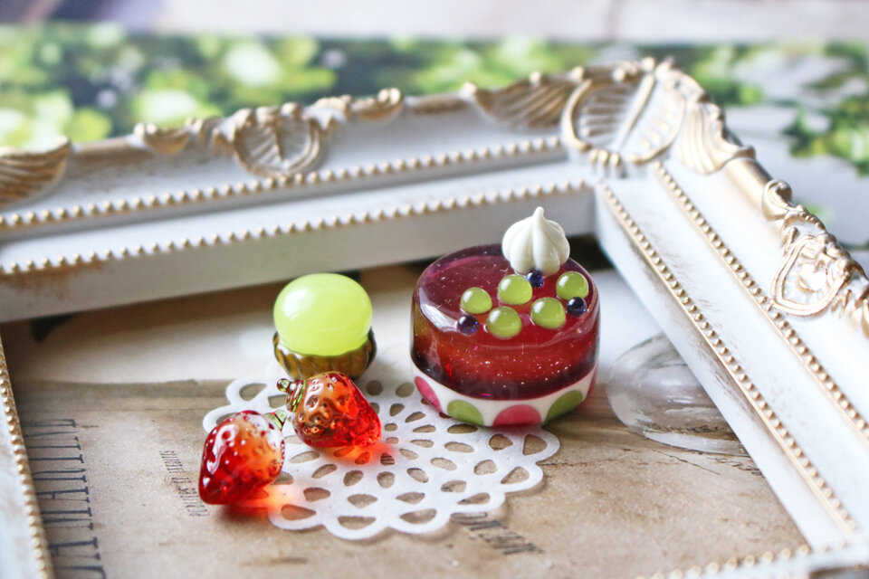【ジュエル】ガラス ケーキ 水玉 オブジェ 葡萄の宝石箱～ピオーネとマスカットのケーキ】～ガラスのミニチュア