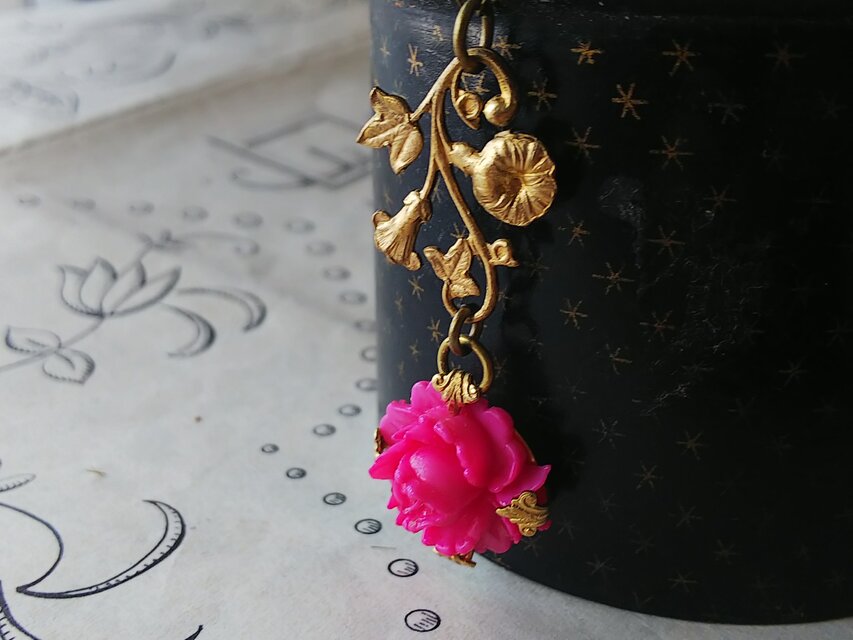 ヴィンテージ セルロイド製のお花（フューシャ色）フローラル