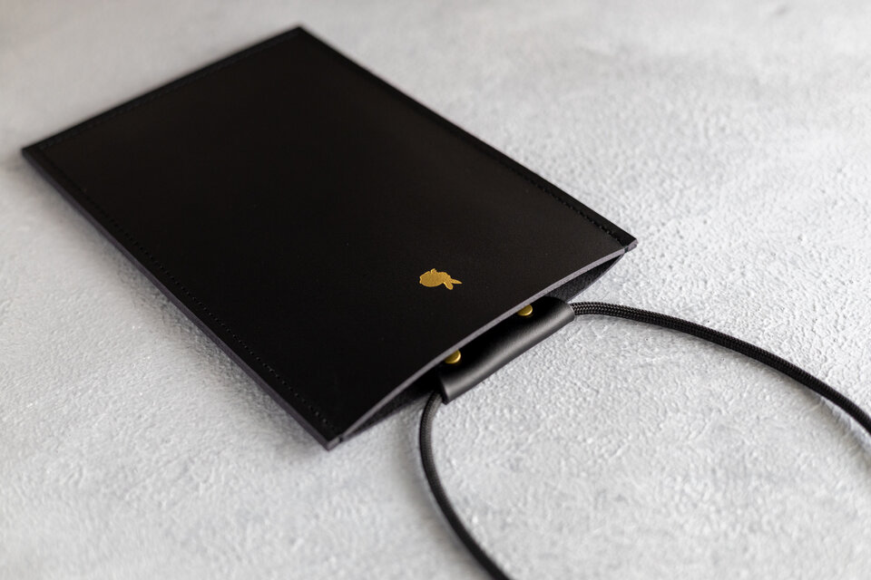 オール牛革製》うさぎマークのシンプルスマホショルダー ブラック 